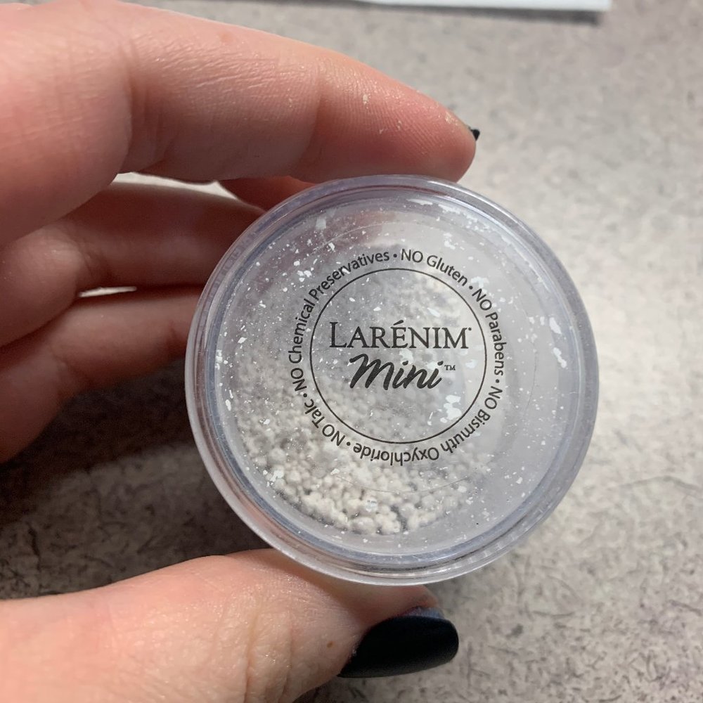 Larenim Mineral Powder Foundation - Porcelain Glo